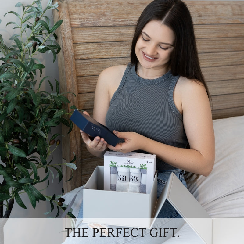 FEMALE SMILING OPENING HER SA BEAUTÉ NATURELLE GIFT.